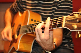 Cần gia sư dạy đàn Guitar tại quận 1